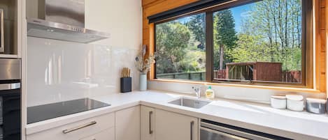 Casa | Cucina privata | Frigorifero con congelatore, microonde, forno, piano cottura