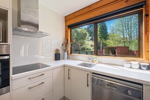 Private kitchen - The Lodge Plush Quiet Picturesque (Queenstown)