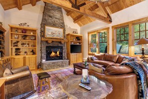 TV, peis, DVD-spiller og bøker