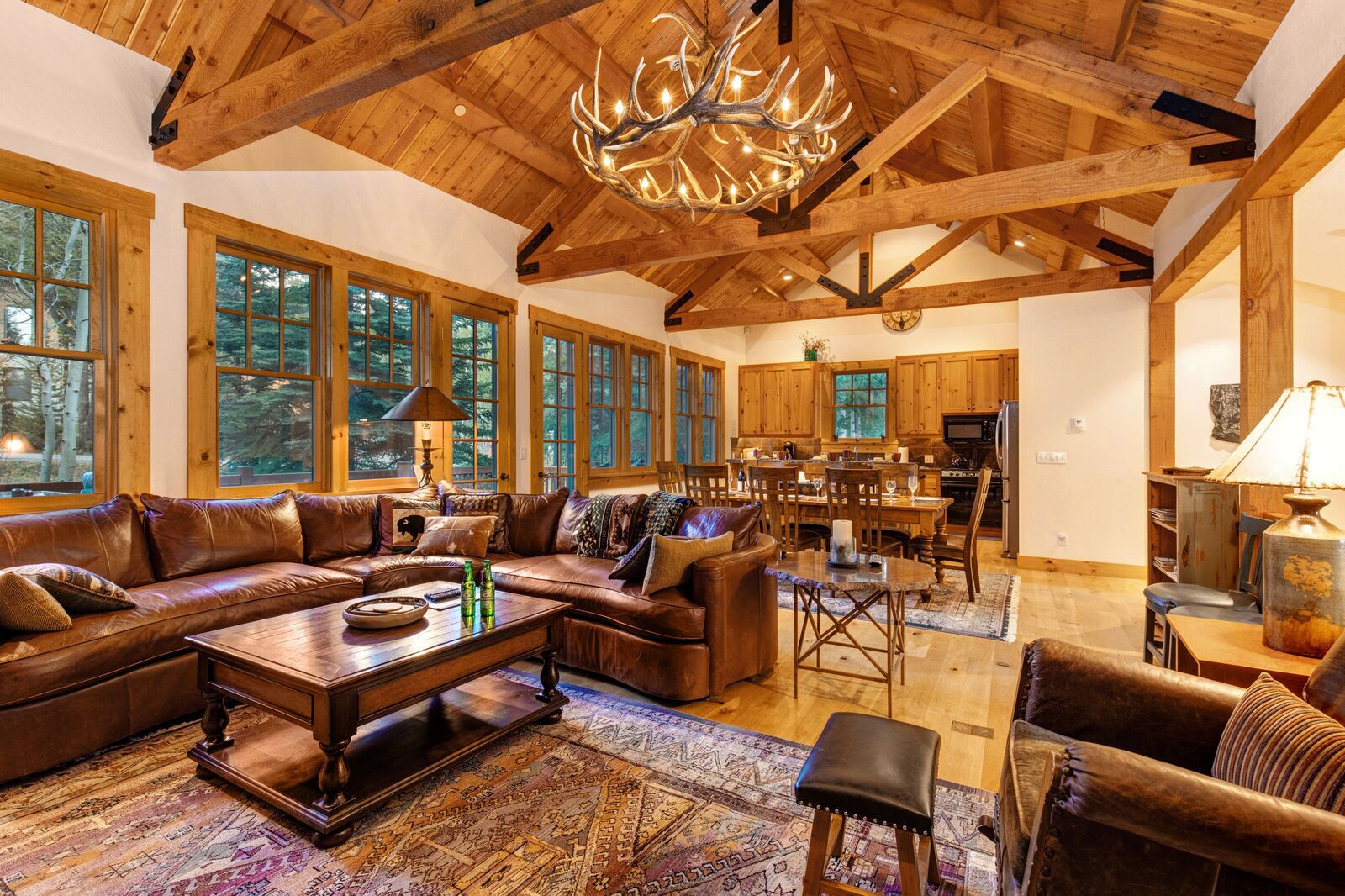 TV, peis, DVD-spiller og bøker