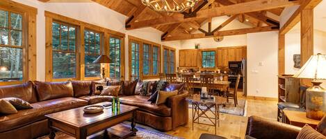 TV, peis, DVD-spiller og bøker