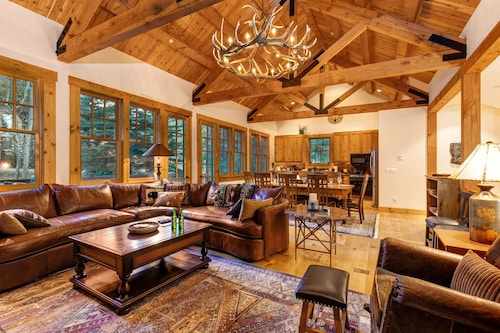 Abode at the Homestead | Mountain Retreat, Walk to Slopes, Private Hot Tub