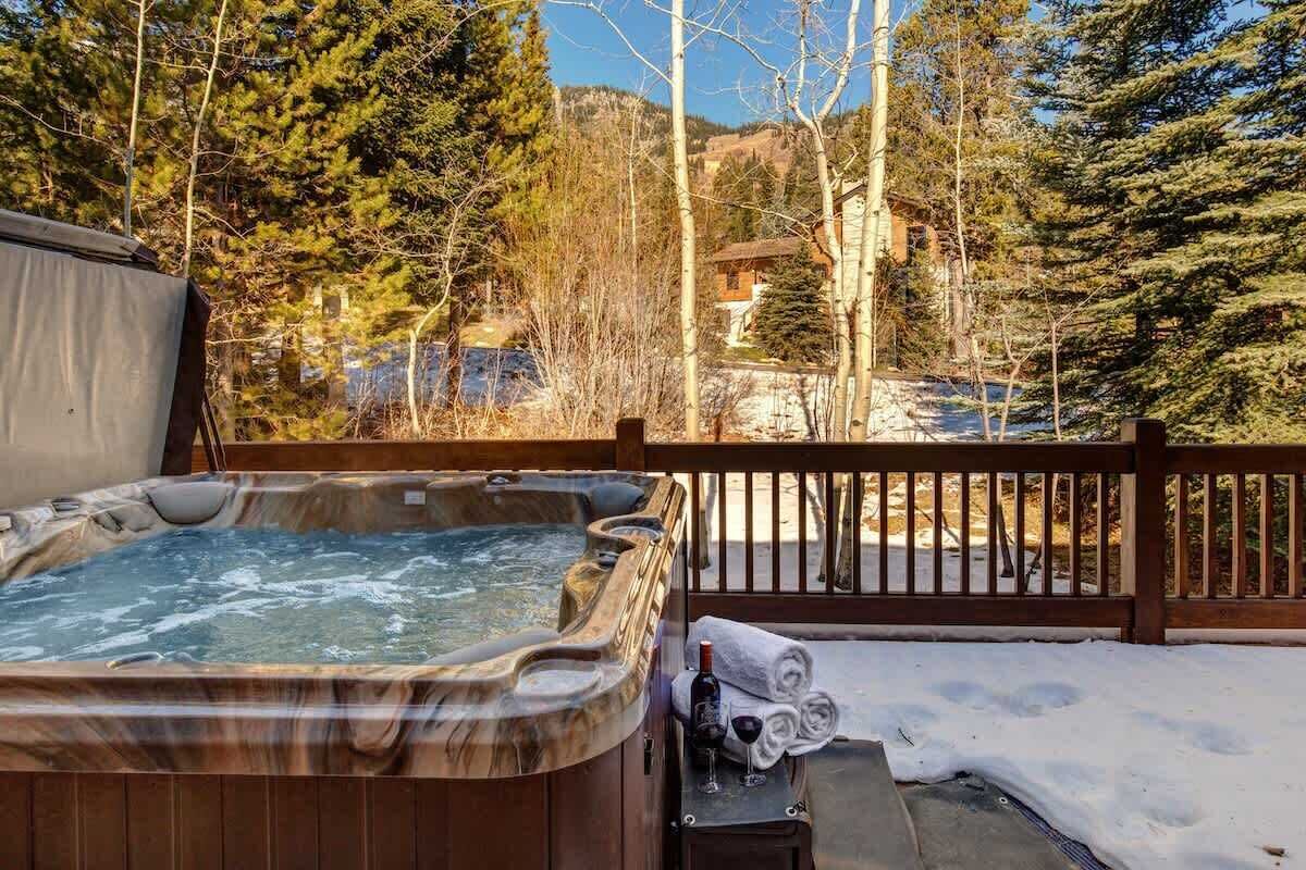 Outdoor spa tub