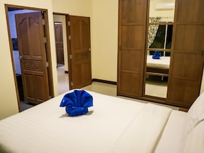 Vila, 3 quartos, piscina particular | 3 quartos, cofres nos quartos, ferros/tábuas de passar roupa
