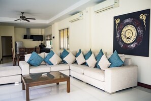 Villa, 3 Schlafzimmer, eigener Pool | Wohnzimmer | 42-Zoll-Flachbildfernseher mit Kabelempfang, Fernseher