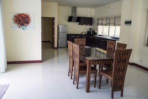 Villa, 3 Schlafzimmer, eigener Pool | Essbereich im Zimmer