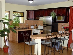 Fridge, microwave, oven, stovetop - BEAUTIFUL Villas with mountain view for rent in San Rafael de Heredia downtown (San Rafael)