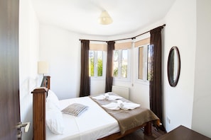 3 bedrooms, iron/ironing board, Internet, bed sheets - Beautiful 5 Star Holiday Villa in a Prime Location in Protaras (Paralimni)