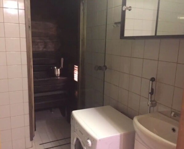 Suihku, hiustenkuivaaja, vessapaperi
