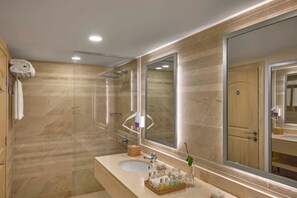 Dusche, umweltfreundliche Kosmetikartikel, Hausschuhe, Handtücher