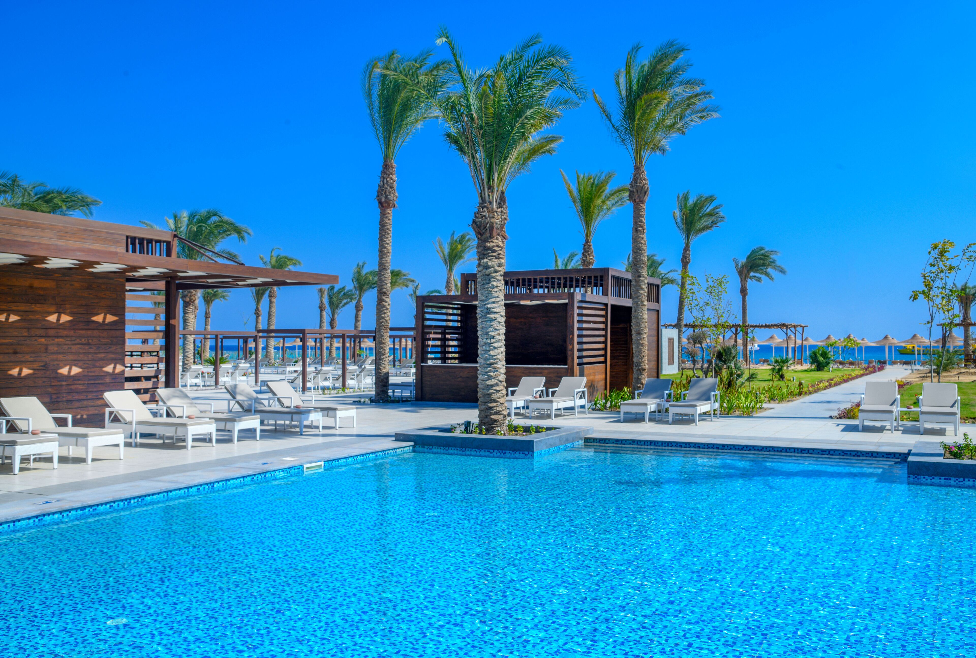 2 utomhuspooler och solstolar