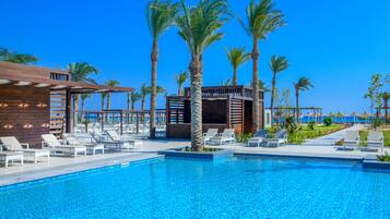 2 utomhuspooler och solstolar