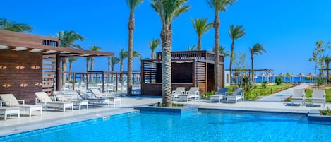 2 outdoor pools, pool loungers
