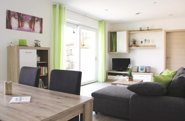 Fernseher, DVD-Player, Bücher, Musikbibliothek