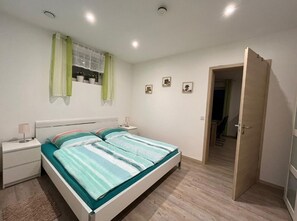 2 Schlafzimmer, Reisekinderbett, kostenloses WLAN, Bettwäsche