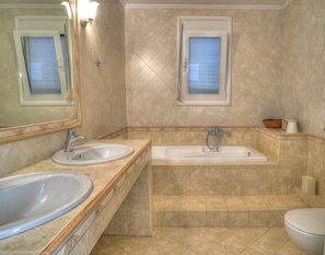 Badewanne, Haartrockner, Handtücher