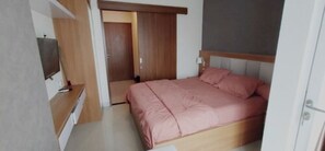 Free WiFi, bed sheets - Grand Kamala Lagoon by Bonzela Property (Bekasi)