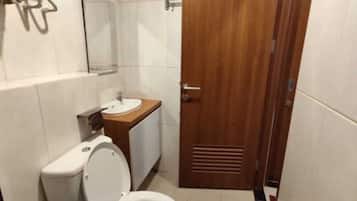Basic Studio | Bathroom | Shower, free toiletries, bidet, towels