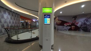 Un espacio interior moderno con un quiosco digital que dice 