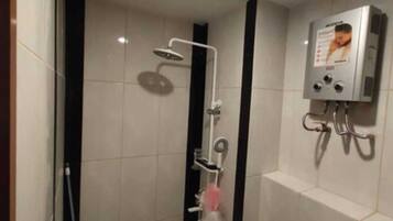 Basic Studio | Bathroom | Shower, free toiletries, bidet, towels