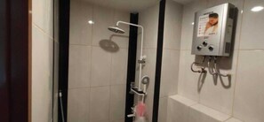 Studio | Salle de bain | Douche, articles de toilette gratuits, bidet, serviettes fournies