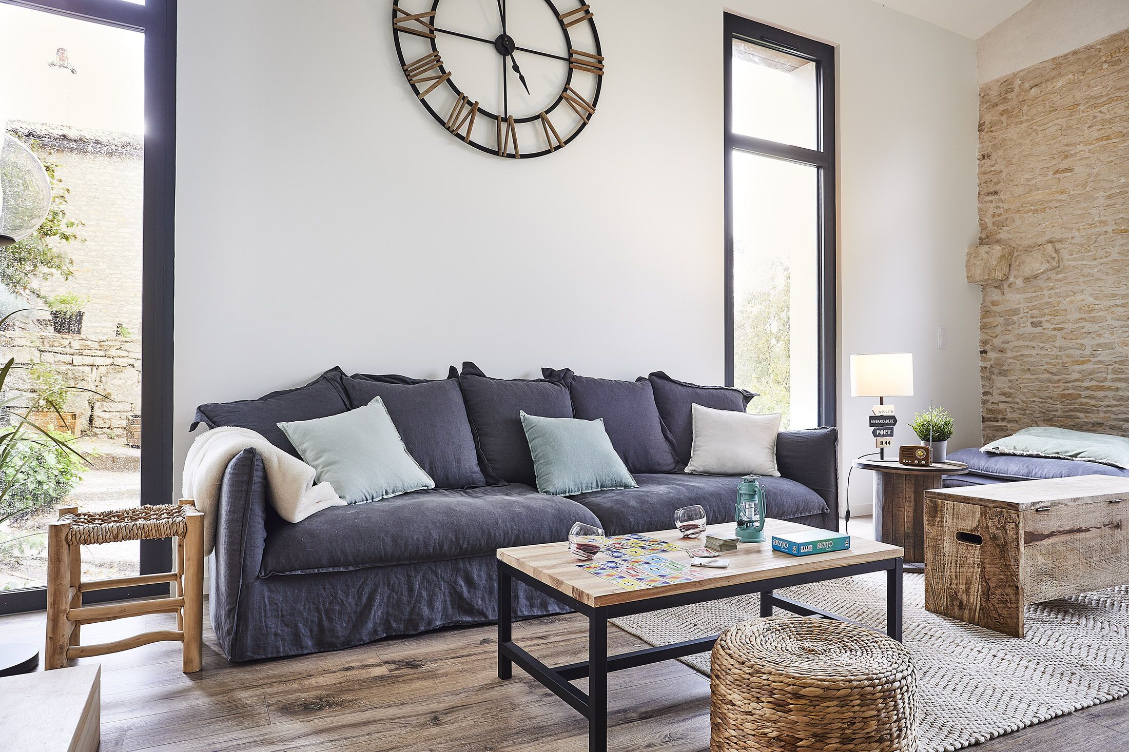 Smart TV, DVD player, books, stereo