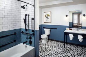 Regndusjhode, designertoalettartikler, hårføner og håndklær