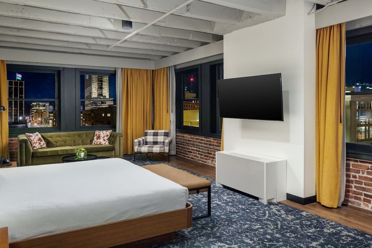 Suite, 1 King Bed | Blackout drapes, soundproofing, iron/ironing board, free WiFi