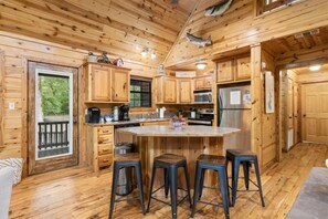 Fridge, microwave, oven, stovetop - Campfire Creek in Hochatown/Broken Bow, OK (Broken Bow)