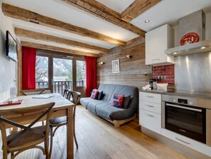 Interior - Charming Apartment near Slopes, Renovated, Sleeps 4, Balcony, Ski Storage, Free Wi-Fi (Val-d'Isère)