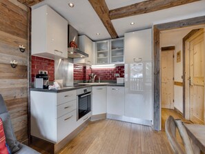 Fridge, oven, stovetop, dishwasher - Charming Apartment near Slopes, Renovated, Sleeps 4, Balcony, Ski Storage, Free Wi-Fi (Val-d'Isère)