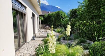 Ruhige Ferienwohnung mit Garten in Privatvilla