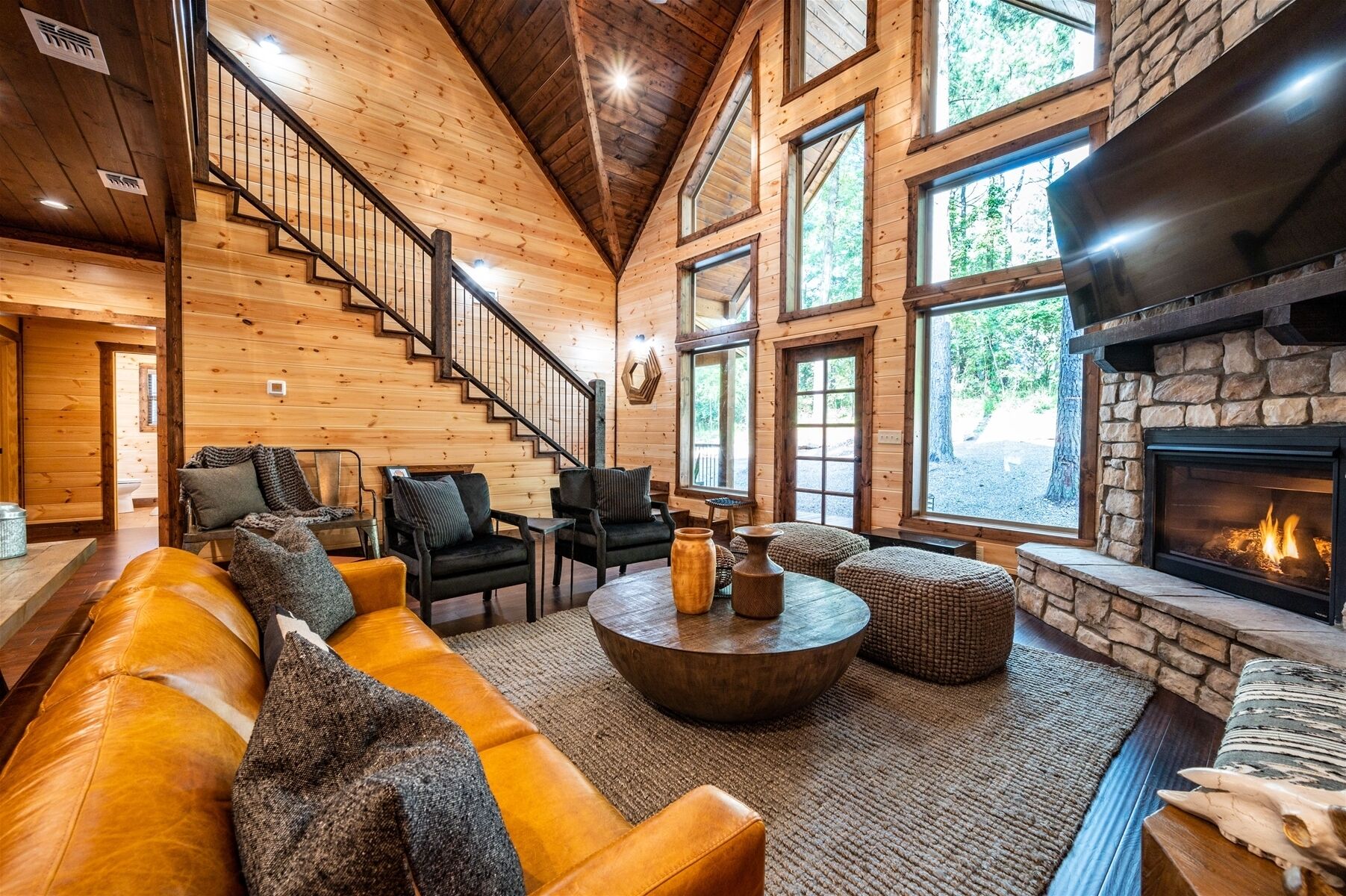 Fernseher, Kamin, Tischfußball