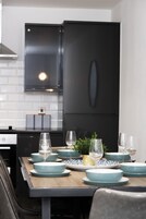 Apartamento superior | Cocina privada | Frigorífico grande, microondas, horno y placa de cocina