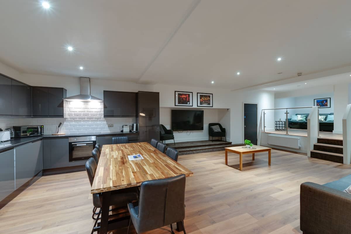 Departamento superior | Área de sala de estar | Smart TV de 75 pulgadas con canales digitales, televisión y Netflix