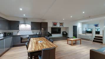 Departamento superior | Área de sala de estar | Smart TV de 75 pulgadas con canales digitales, televisión y Netflix