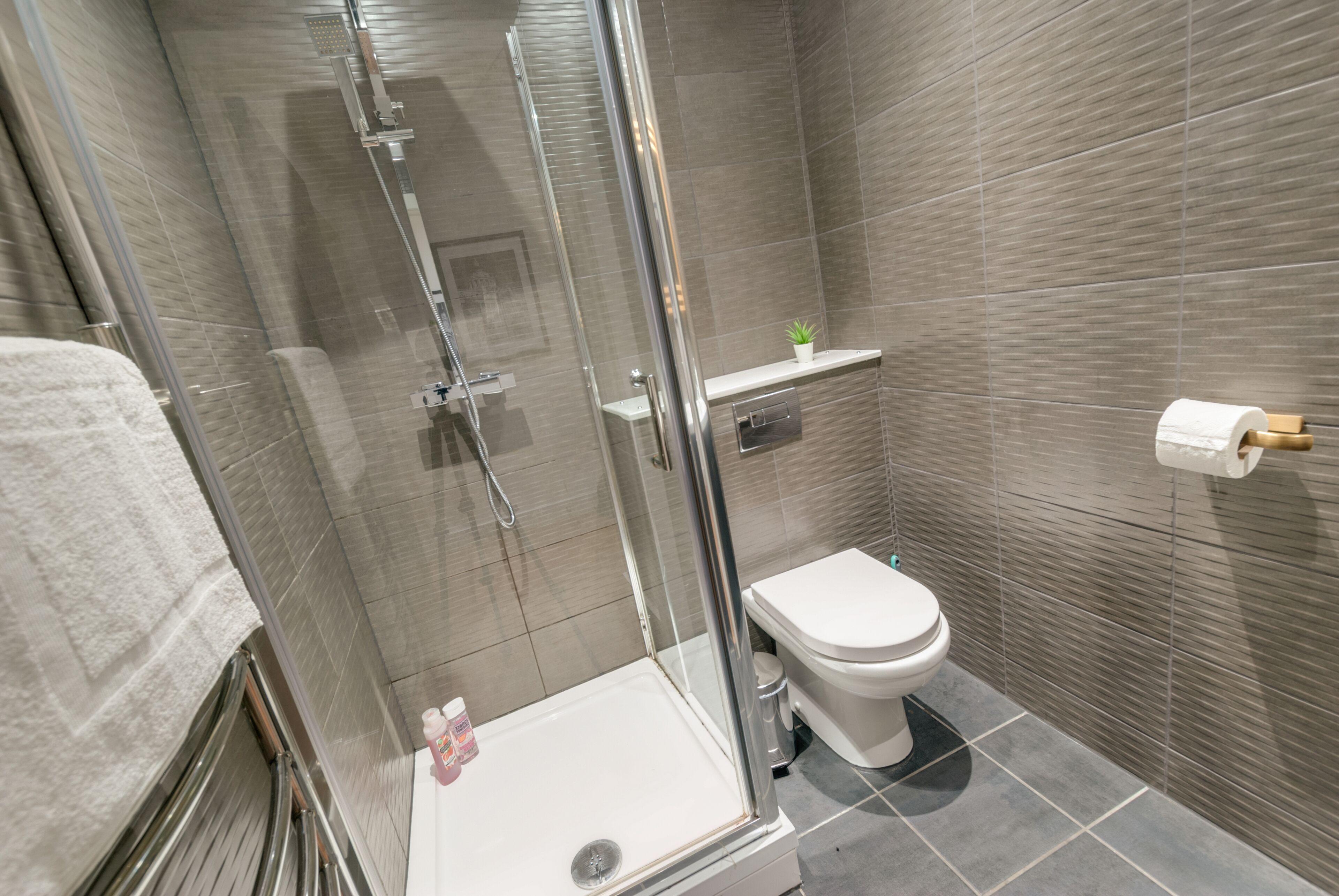 Amenidades de baño gratuitas, secadora de cabello, toallas 