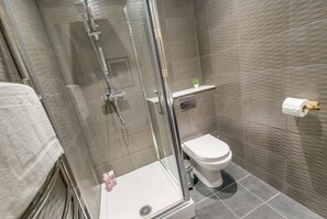 バスアメニティ (無料)、ヘアドライヤー、タオル