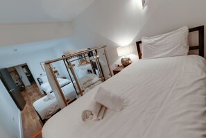 Tabla de planchar con plancha, wifi gratis y ropa de cama