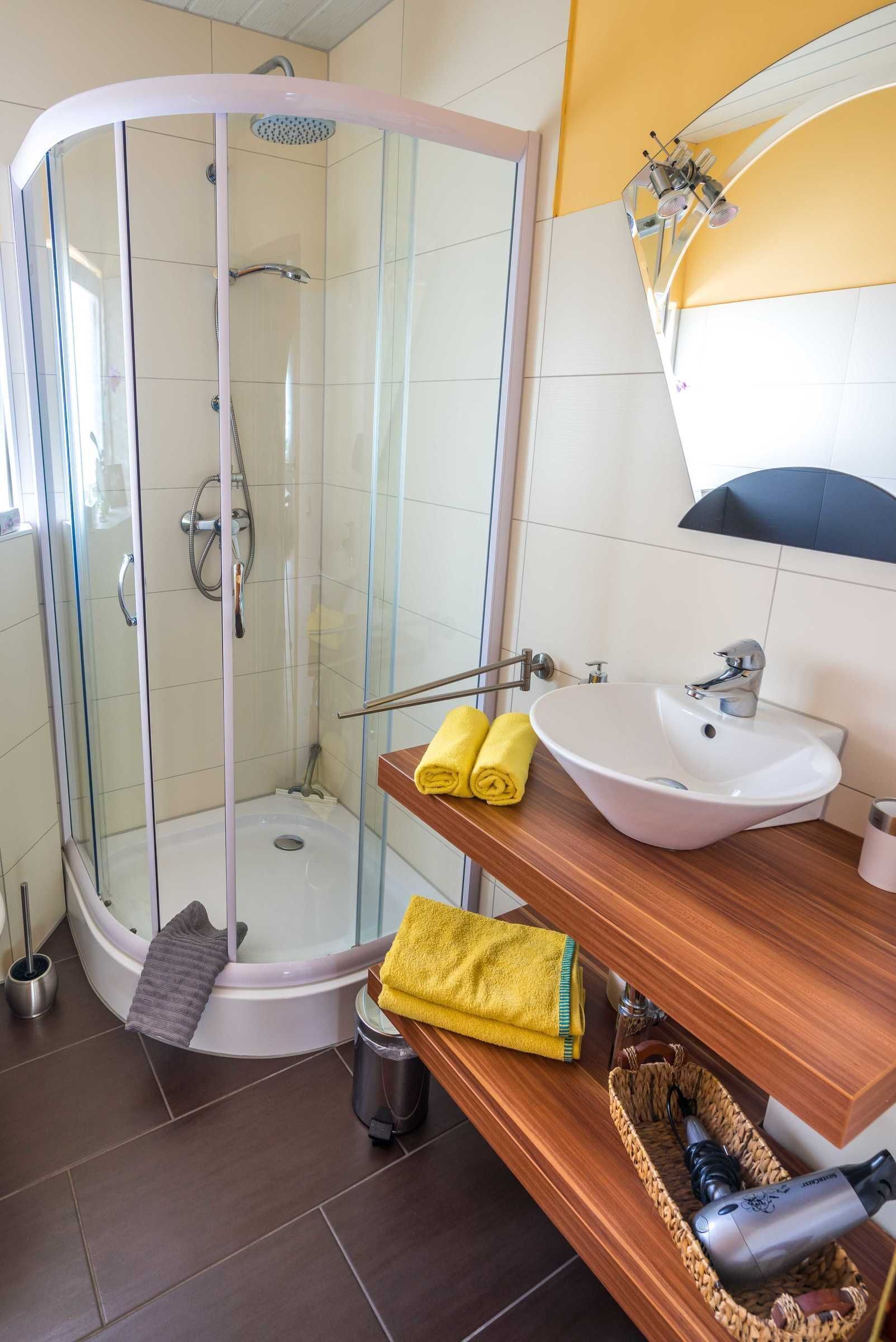 Douche, serviettes fournies