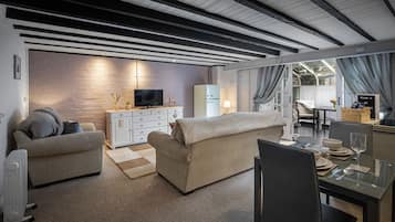 Cottage | Living area | 40-inch flat-screen TV with cable channels, TV