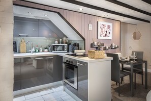 Private kitchen - Cosy Cottage in Lytham St Annes - Close to Beach (Lytham St. Anne's)