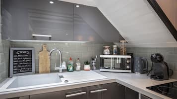 Cottage | Private kitchen | Fridge, microwave, oven, stovetop