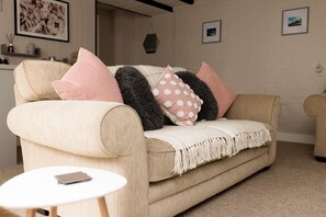 Living room - Cosy Cottage in Lytham St Annes - Close to Beach (Lytham St. Anne's)