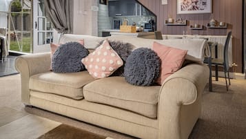 Cottage | Living area | 40-inch flat-screen TV with cable channels, TV