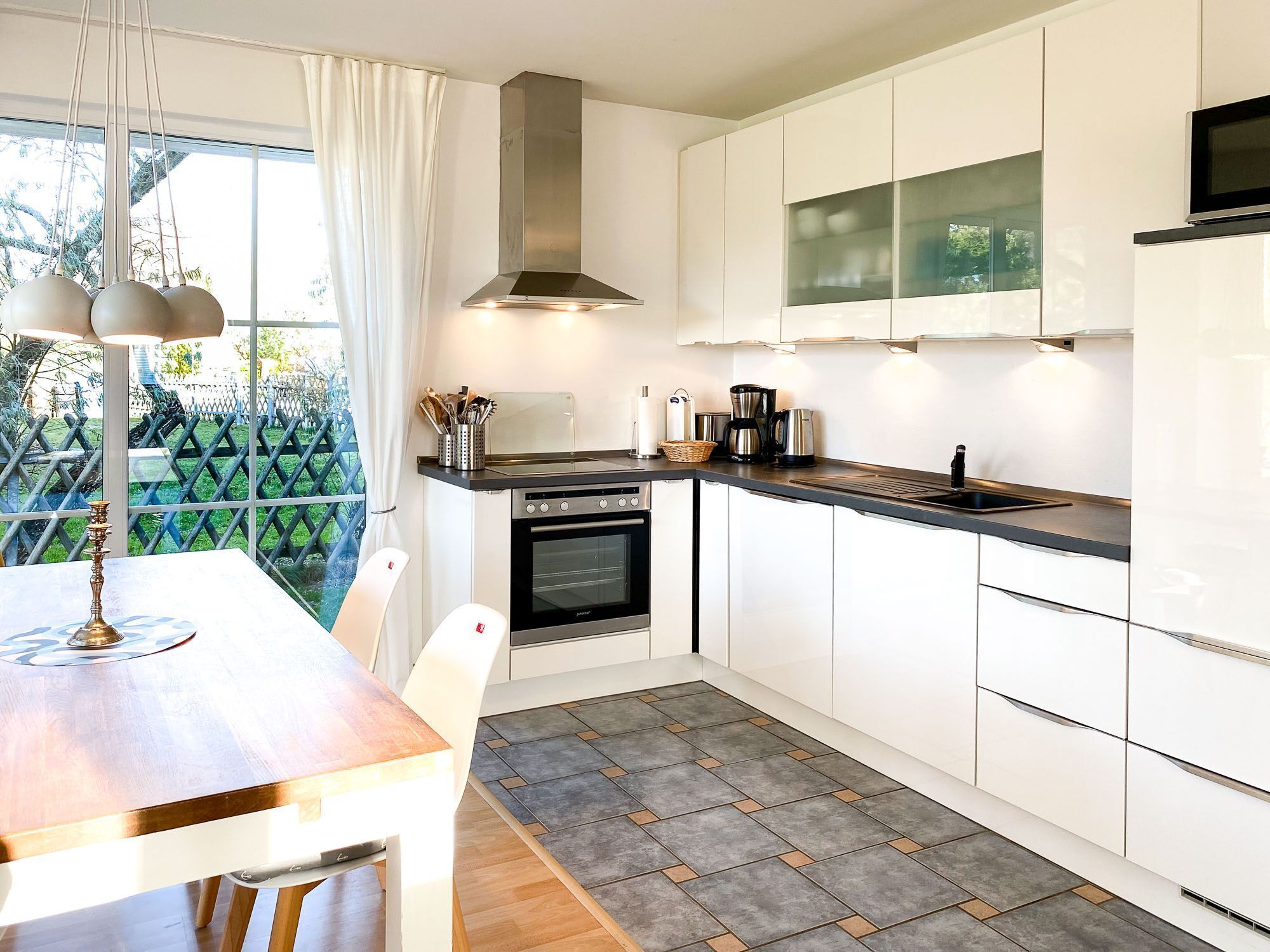 Kjøleskap, mikrobølgeovn, ovn og oppvaskmaskin