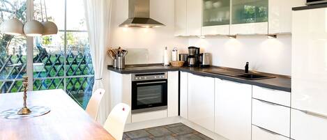 Kühlschrank, Mikrowelle, Ofen, Geschirrspüler