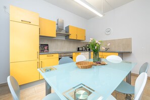 Fridge, microwave, oven, stovetop - Vacation apartment "Große Freiheit" (Leipzig)