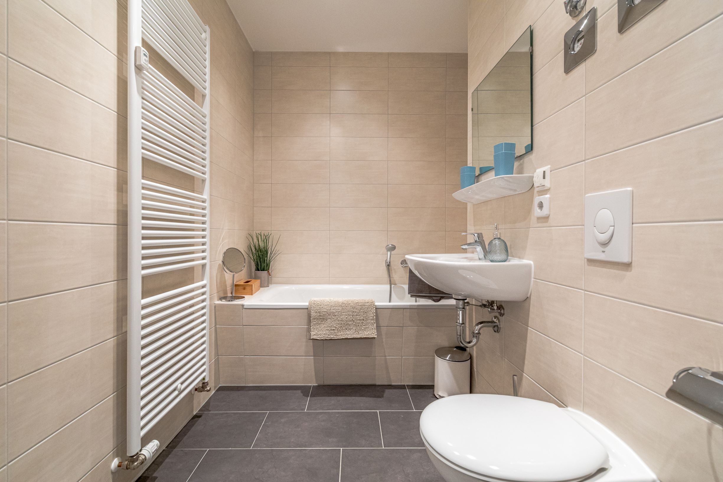 Badewanne, Haartrockner, Handtücher, Seife