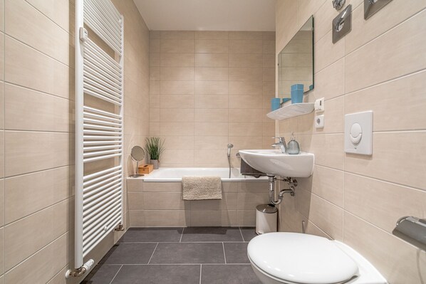 Bathtub, hair dryer, towels, soap - Vacation apartment "Große Freiheit" (Leipzig)